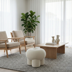 tabouret-spissatus-tissu-bouclette-blanc-salon-minimaliste-fauteuils-table-basse-plante-tapis-rideaux